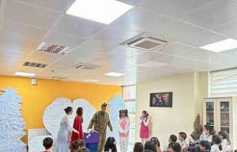 Gönüllü gençlerden çocuklara tiyatro şöleni