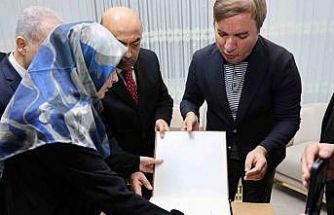 Görme engelli hafıza Vali Aydoğdu’dan Braille alfabesiyle yazılmış Kur’an hediye