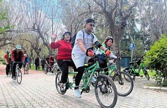 Görme engelliler, tandem bisikletle sınırlarını aşıyor