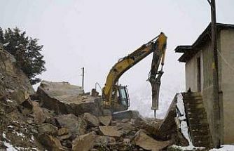 Gümüşhane’de dağdan kopan dev kayalar ahıra düştü, 3 ev boşaltıldı