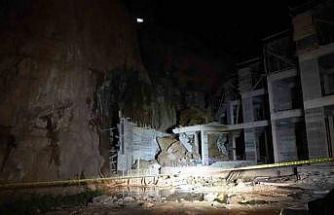 Gümüşhane’de yamaçtan kopan dev kayalar, inşaat halindeki binanın üstüne düştü