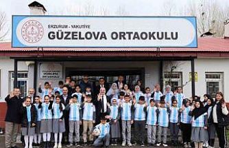 Güzelova’da 23 Nisan coşkusu: Rektör Hacımüftüoğlu, Minik yüreklerle bayram sevincini paylaştı