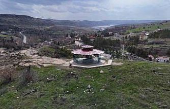 Hakim tepedeki türbesinde ziyaretçilerini ağırlıyor