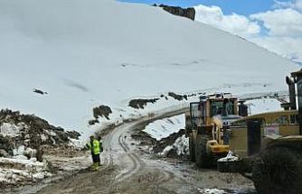 Hakkari İl Özel İdaresi ekipleri geceyi yolda geçirdi