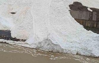 Hakkâri’de çığ: Zap Suyu’nun önünü kesti