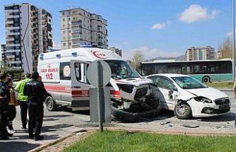 Hasta taşıyan ambulansla otomobil çarpıştı: 2 yaralı