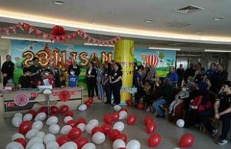 Hastanede 23 Nisan sevinci: Minik kahramanların yüzü güldü