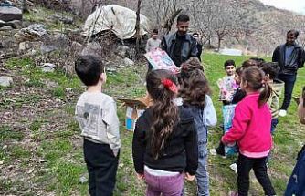Hayırsever polisten binlerce öğrenciye anlamlı destek