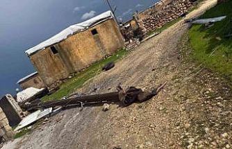 Hilvan’da dehşet anları kamerada: Fırtına çatıları uçurdu, direkleri devirdi