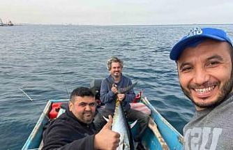 Hobi olarak olta balıkçılığı yapan öğretmen 60 kiloluk orkinos yakaladı