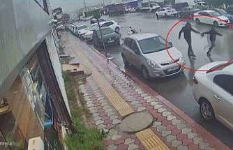 İçi para dolu çantayı sinsice kendine yaklaşan kapkaççıya kaptırmayan kuyumcu, çantasına göz diken şahsı yakalayabilmek için metrelerce kovaladı o anlar kamerada