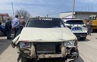 İki araç çarpıştı, 4 araç hasar aldı