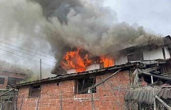 İki katlı ev alev alev yandı