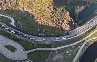 İki otomobil çarpıştı, 3 kişi yaralandı: Trafik yoğunluğu havadan görüntülendi