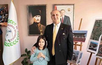 İlkokul öğrencisi Sare, ödevini Başkan Kaya ile yaptı