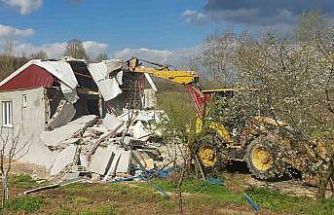 İnegöl’de 142 kaçak yapı yerle bir edildi