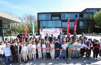 İnegöl’de 23 Nisan’a özel minik sanatçılar sergisi açıldı