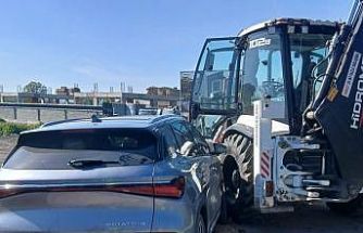 İnegöl’de otomobil iş makinasına çarptı: 1 yaralı