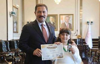 İngilizce olimpiyatında dünya üçüncüsü olan şehit kızı, söyledikleriyle valiye duygusal anlar yaşattı