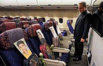 İran heyetinin uçağına ABD’nin Minab’daki saldırısında ölen çocukların fotoğrafları konuldu