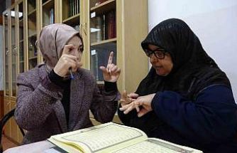 İşitme engelli kadınlar işaret diliyle Kur’an-ı Kerim öğreniyor