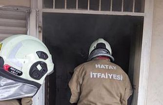 İskenderun’da evin mutfağı alevlere teslim oldu