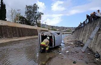 İskenderun’da kanala düşen otomobildeki 2 kişi yaralandı