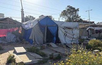 İsrail saldırılarında evini kaybeden Gazzeli Halid ez-Zaanin, ailesiyle mezarlıkta yaşıyor