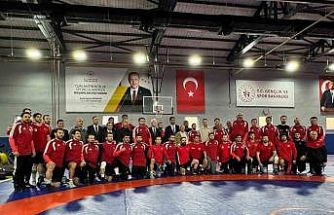 İstanbul Vali Davut Gül, milli güreşçileri ziyaret etti