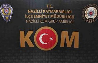 İşyerinde ruhsatsız silahlarla yakalandı