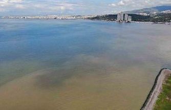 İzmir Körfezi’nde sağanak yağış sonrası renk değişimi