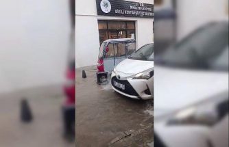 İzmir’de sağanak sokakları göle çevirdi