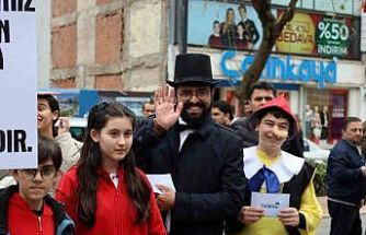 İzmit’te edebiyat kahramanları sokaklara indi