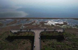 İznik Gölü’nde su çekilmesi alarm veriyor...İskele karada kaldı