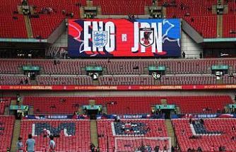 Japon taraftarlar, dünyaya örnek olmaya devam ediyor