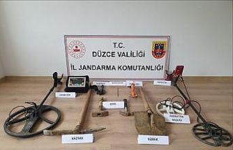 Kaçak kazı yaparken jandarmaya suçüstü yakalandılar