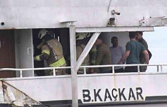 Kadıköy İskelesi’nde çıkan tekne yangını paniğe neden oldu