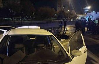 Kadıköy’de emniyet şeridindeki sürücüye otomobil çarptı: 1 ölü