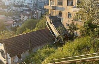 Kağıthane’de servis aracı gecekondunun çatısına uçtu: 1 yaralı