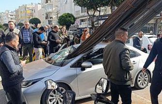 Kamyonun üzerindeki inşaat demirleri seyir halindeki otomobile ’ok’ gibi saplandı