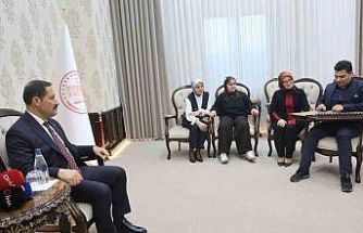 Kanunu ve eşsiz ses yeteneğiyle kulakların pasını silen otizmli Ertuğrul’dan valiyi mest eden mini konser