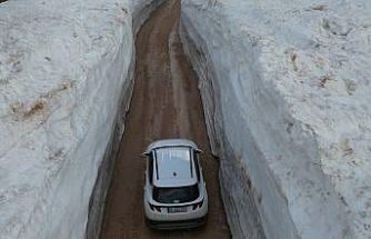 Kar duvarları arasında kalan yol görenleri hayrete düşürdü