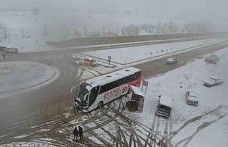 Kar yağışı kazayı beraberinde getirdi: 10 aracın karıştığı kazada 6 kişi yaralandı