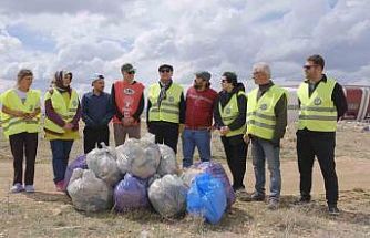 Karaman’da "Bugün temizle, yarın nefes al" sloganıyla doğaya atılan çöpler toplandı