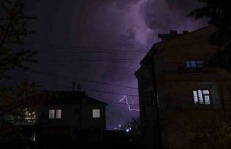 Karaman’da şimşekler geceyi aydınlattı