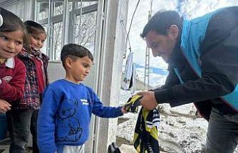 Karayazı Kaymakamı Titiz’den çocuklara anlamlı sürpriz