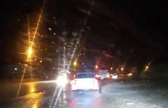 Karayoluna düşen taşlar ulaşımda aksamalara neden oldu