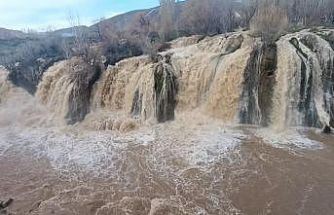 Karların erimesiyle Muradiye Şelalesi coştu