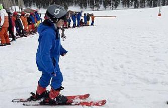 Kars’ın çocukları Nisan’da 2 metre kar üzerinde kayak öğreniyor