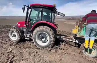 Kars’ta çamura saplanan traktörler güçlükle kurtarıldı